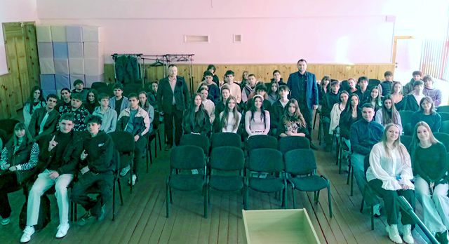 Загальне фото з учнями 11 класів школи 19